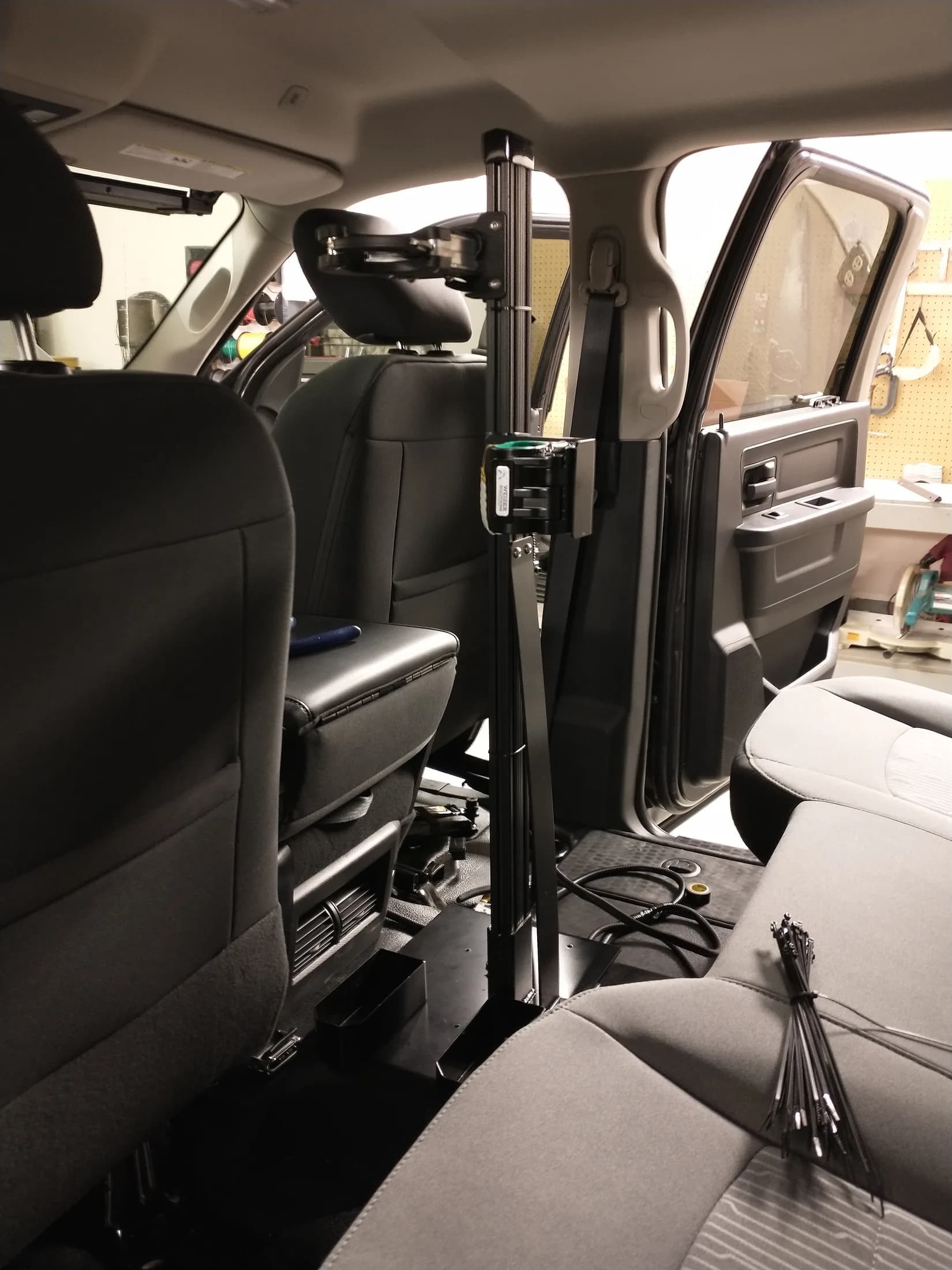 Dodge Ram 1500 Crew Cab Free-Standing Base product photo